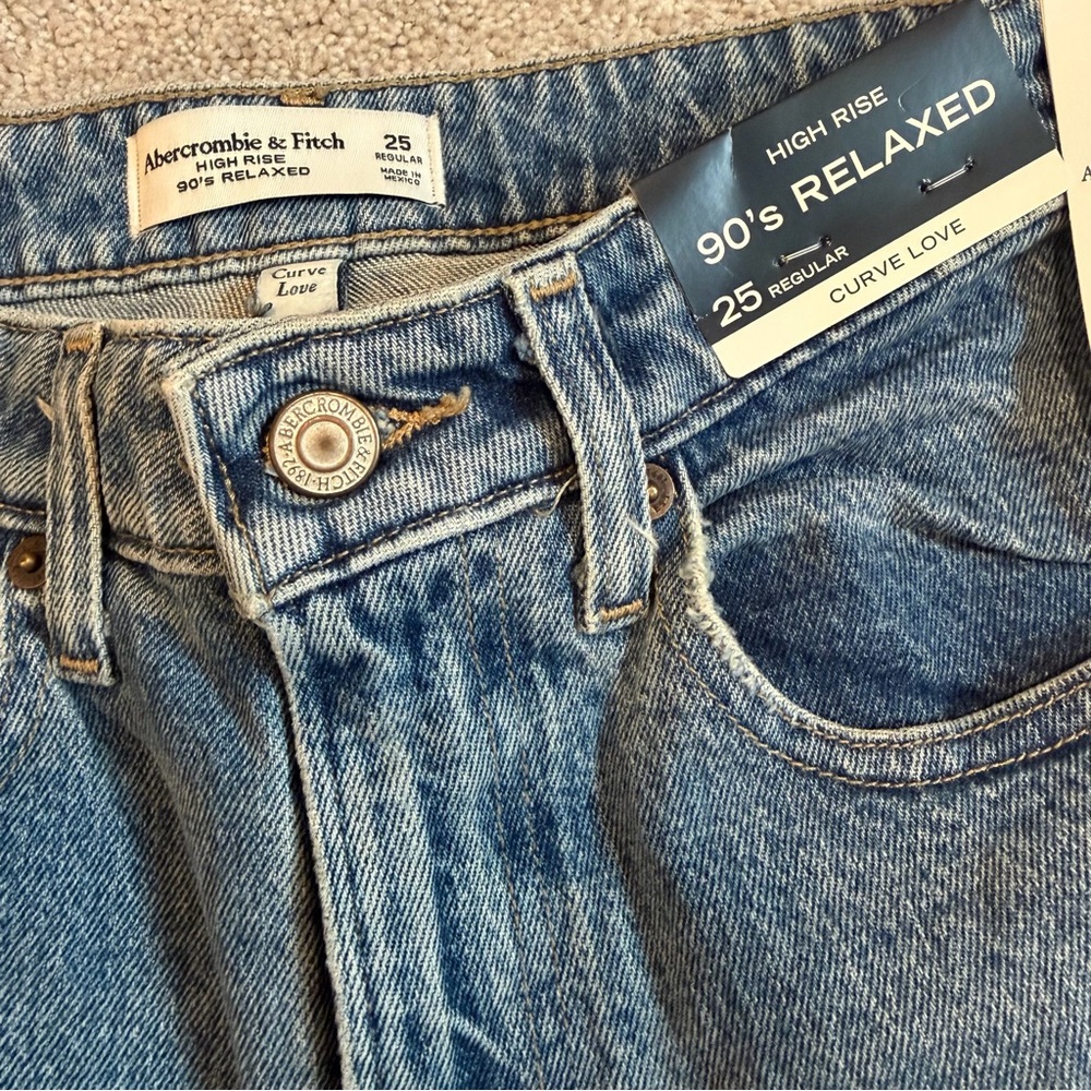 Abercrombie & Fitch High Rise 90's Relaxed Jeans - Light Blue